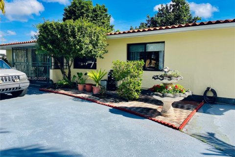 Casa en venta en Miami, Florida, 3 dormitorios, 208.94 m2 № 1985766 - foto 1