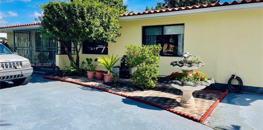 Casa en Miami, Florida 3 dormitorios, 208.94 m2 № 1985766