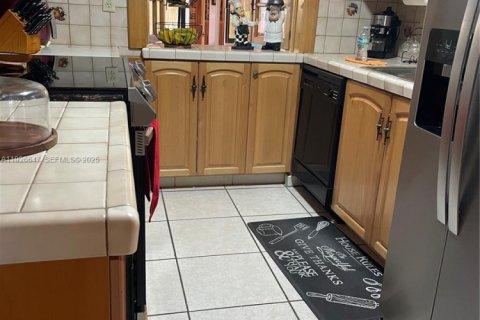 Casa en venta en Miami, Florida, 3 dormitorios, 208.94 m2 № 1985766 - foto 4