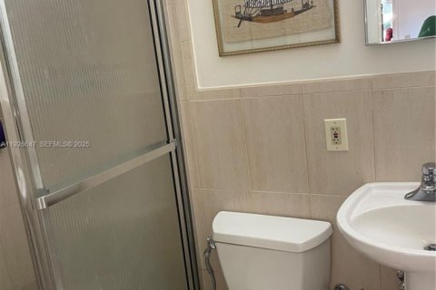 Casa en venta en Miami, Florida, 3 dormitorios, 208.94 m2 № 1985766 - foto 12