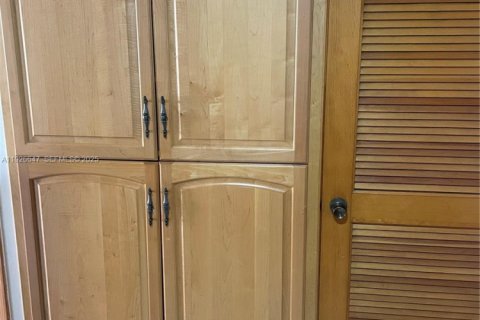 Casa en venta en Miami, Florida, 3 dormitorios, 208.94 m2 № 1985766 - foto 5