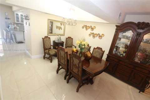 Adosado en venta en Miami, Florida, 3 dormitorios, 159.42 m2 № 1783746 - foto 15