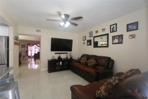 Adosado en venta en Miami, Florida, 3 dormitorios, 159.42 m2 № 1783746 - foto 26