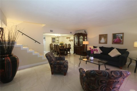 Adosado en venta en Miami, Florida, 3 dormitorios, 159.42 m2 № 1783746 - foto 12