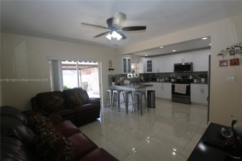 Adosado en venta en Miami, Florida, 3 dormitorios, 159.42 m2 № 1783746 - foto 28