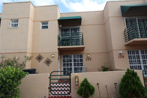 Adosado en venta en Miami, Florida, 3 dormitorios, 159.42 m2 № 1783746 - foto 1