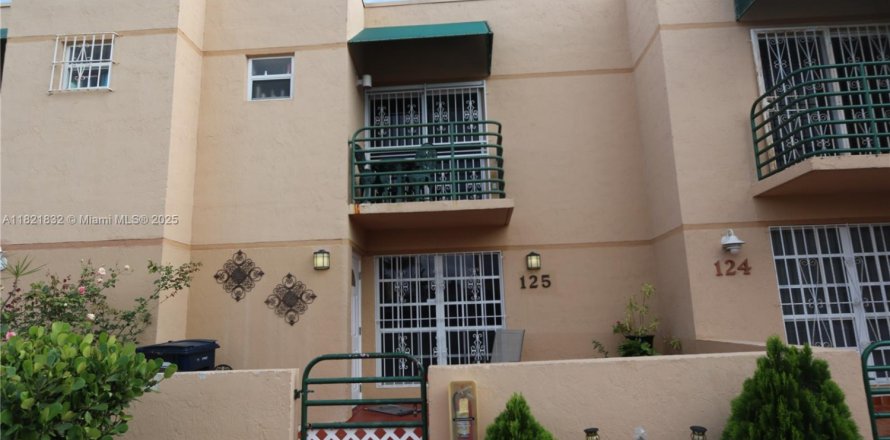 Adosado en Miami, Florida 3 dormitorios, 159.42 m2 № 1783746