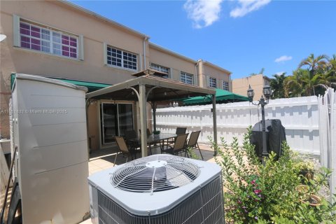 Adosado en venta en Miami, Florida, 3 dormitorios, 159.42 m2 № 1783746 - foto 3