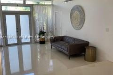 House in Bay Harbor Islands, Florida 4 bedrooms, 290.41 sq.m. № 1938199 - photo 11