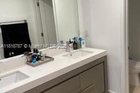 Casa en alquiler en Bay Harbor Islands, Florida, 4 dormitorios, 290.41 m2 № 1938199 - foto 13