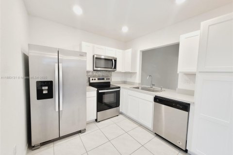 Townhouse in Florida City, Florida 3 bedrooms, 118.17 sq.m. № 1932063 - photo 5