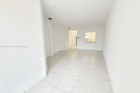 Townhouse in Florida City, Florida 3 bedrooms, 118.17 sq.m. № 1932063 - photo 2