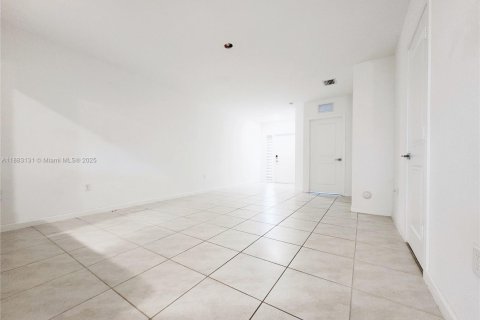 Townhouse in Florida City, Florida 3 bedrooms, 118.17 sq.m. № 1932063 - photo 4