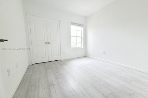 Townhouse in Florida City, Florida 3 bedrooms, 118.17 sq.m. № 1932063 - photo 7