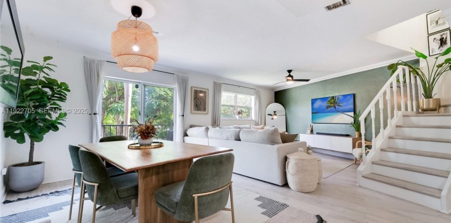 Condominio en Pinecrest, Florida, 3 dormitorios № 2077665
