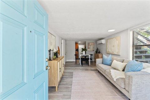 Commercial property in Tampa, Florida 2 bedrooms, 76.18 sq.m. № 1602232 - photo 2
