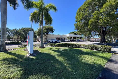 Commercial property in Sunrise, Florida № 2089769