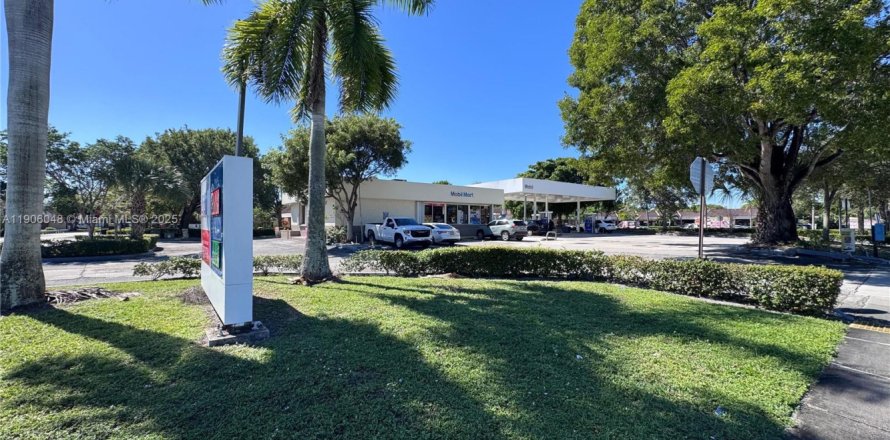 Commercial property in Sunrise, Florida № 2089769
