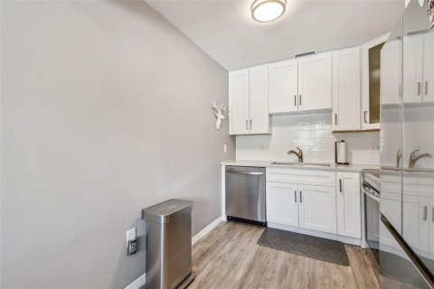 Condo in Seminole, Florida, 1 bedroom  № 1782670 - photo 13