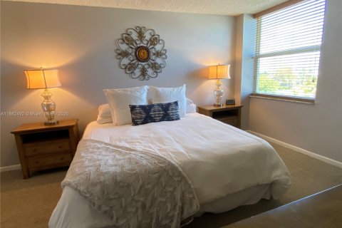 Condominio en venta en North Miami Beach, Florida, 1 dormitorio, 74.6 m2 № 1890870 - foto 2