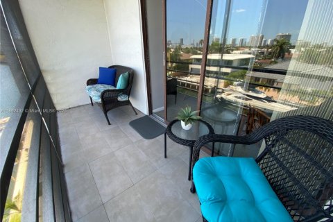 Condominio en venta en North Miami Beach, Florida, 1 dormitorio, 74.6 m2 № 1890870 - foto 17