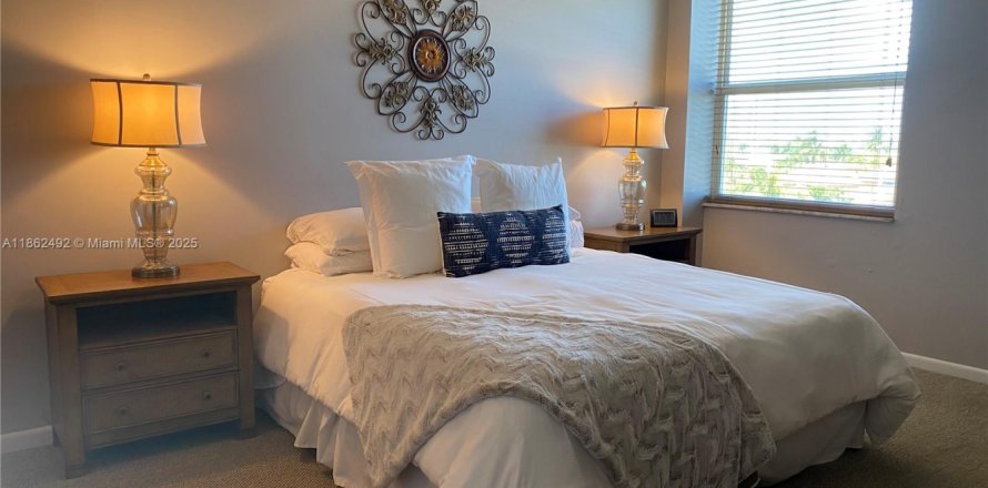 Condominio en North Miami Beach, Florida, 1 dormitorio  № 1890870