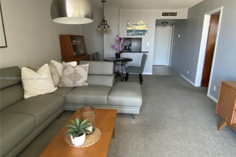 Condominio en venta en North Miami Beach, Florida, 1 dormitorio, 74.6 m2 № 1890870 - foto 10