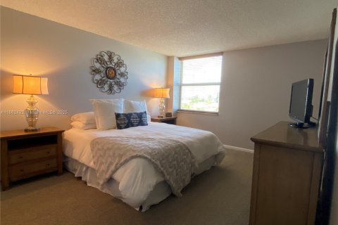 Condominio en venta en North Miami Beach, Florida, 1 dormitorio, 74.6 m2 № 1890870 - foto 4