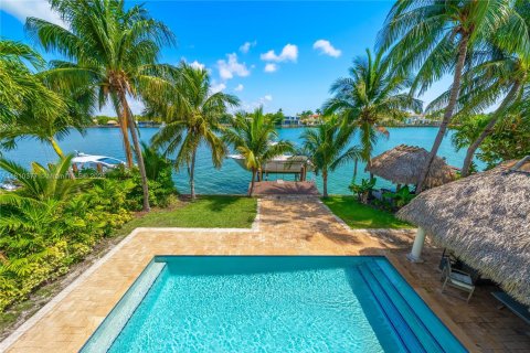House in Miami Beach, Florida 4 bedrooms, 418.25 sq.m. № 1756950 - photo 1