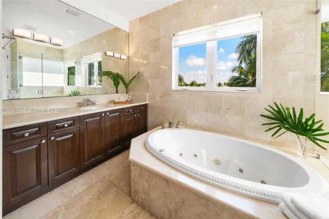 House in Miami Beach, Florida 4 bedrooms, 418.25 sq.m. № 1756950 - photo 23