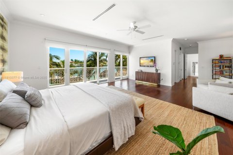 House in Miami Beach, Florida 4 bedrooms, 418.25 sq.m. № 1756950 - photo 19