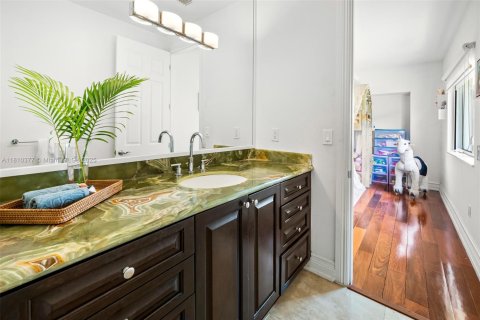 House in Miami Beach, Florida 4 bedrooms, 418.25 sq.m. № 1756950 - photo 28