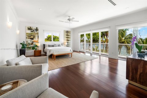 House in Miami Beach, Florida 4 bedrooms, 418.25 sq.m. № 1756950 - photo 17
