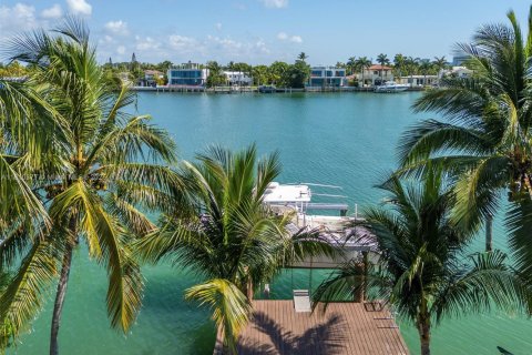 House in Miami Beach, Florida 4 bedrooms, 418.25 sq.m. № 1756950 - photo 22