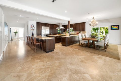 House in Miami Beach, Florida 4 bedrooms, 418.25 sq.m. № 1756950 - photo 12