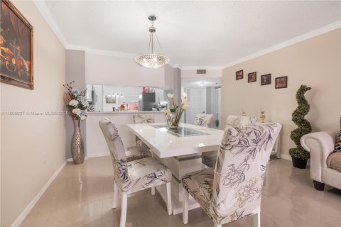 Condo in Sunrise, Florida, 2 bedrooms  № 1748341 - photo 15