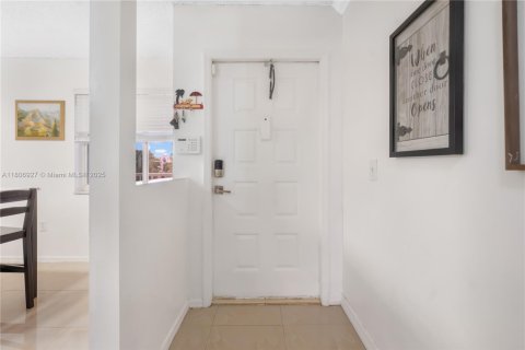 Condo in Sunrise, Florida, 2 bedrooms  № 1748341 - photo 4