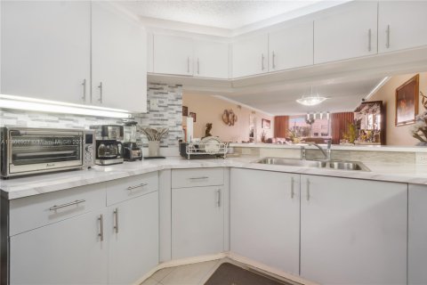 Condo in Sunrise, Florida, 2 bedrooms  № 1748341 - photo 8