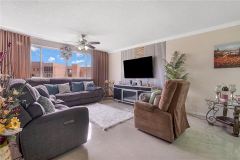 Condo in Sunrise, Florida, 2 bedrooms  № 1748341 - photo 13