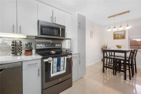 Condo in Sunrise, Florida, 2 bedrooms  № 1748341 - photo 9