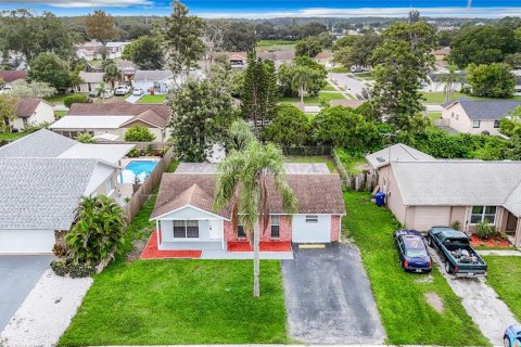 House in New Port Richey, Florida 3 bedrooms, 98.66 sq.m. № 2096186 - photo 4