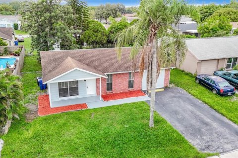 House in New Port Richey, Florida 3 bedrooms, 98.66 sq.m. № 2096186 - photo 2
