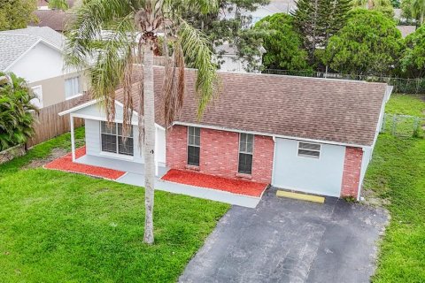 House in New Port Richey, Florida 3 bedrooms, 98.66 sq.m. № 2096186 - photo 3