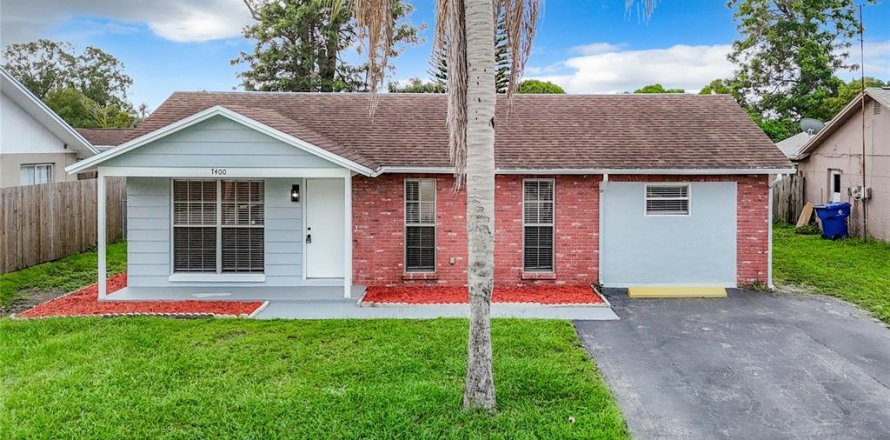House in New Port Richey, Florida 3 bedrooms, 98.66 sq.m. № 2096186
