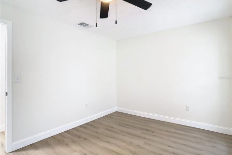 House in New Port Richey, Florida 3 bedrooms, 98.66 sq.m. № 2096186 - photo 27