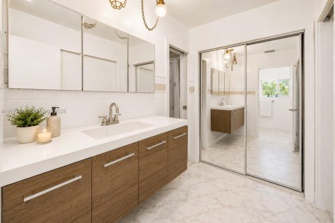 Villa ou maison à vendre à Miami, Floride: 3 chambres, 159.98 m2 № 2083905 - photo 9