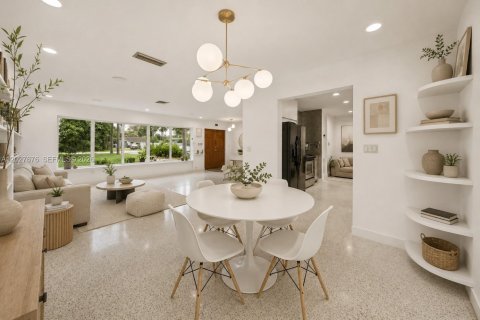 Villa ou maison à vendre à Miami, Floride: 3 chambres, 159.98 m2 № 2083905 - photo 3