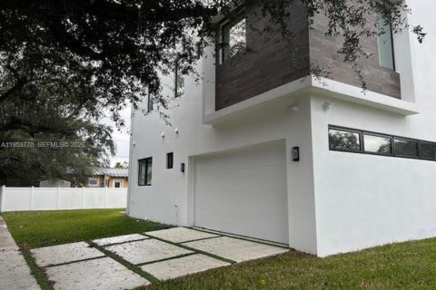 Casa en venta en Miami Springs, Florida, 4 dormitorios, 292.46 m2 № 2054982 - foto 3