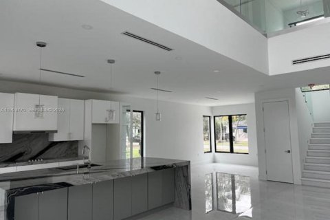Casa en venta en Miami Springs, Florida, 4 dormitorios, 292.46 m2 № 2054982 - foto 8
