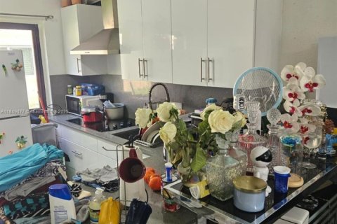 Condo in Hialeah, Florida, 2 bedrooms  № 1852192 - photo 4
